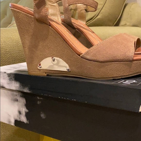 Women’s Dolce Vita Shoes - Picture 8 of 10